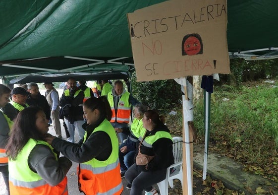 Concentración, ayer, en el exterior de la entrada a la fábrica de La Maruca.