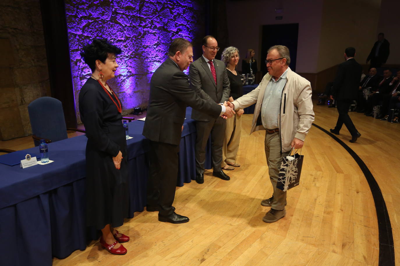 Oviedo homenajea a sus trabajadores municipales