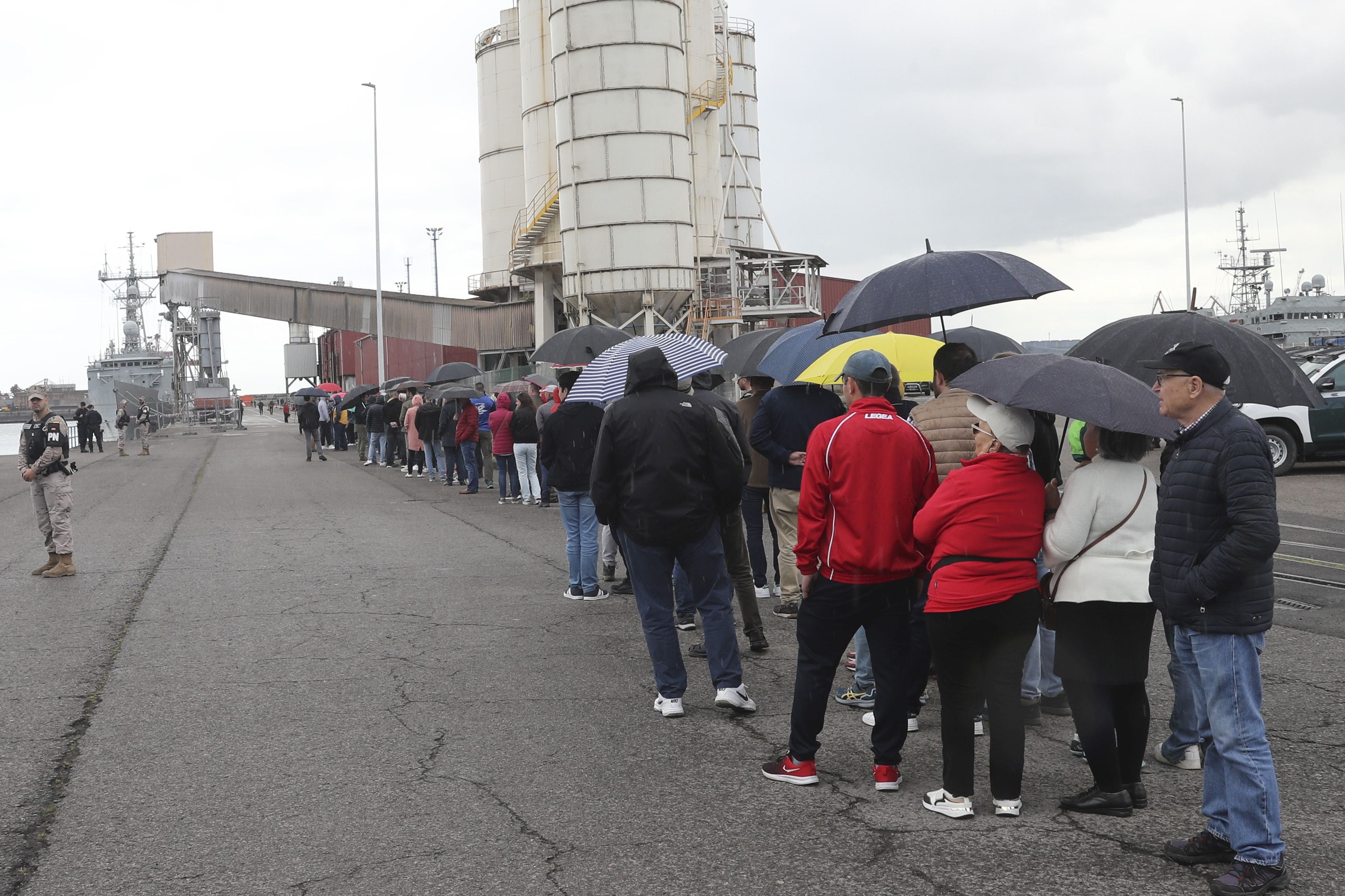 Buques, carros de combate y helicópteros de la Armada, atracados en el puerto de Gijón
