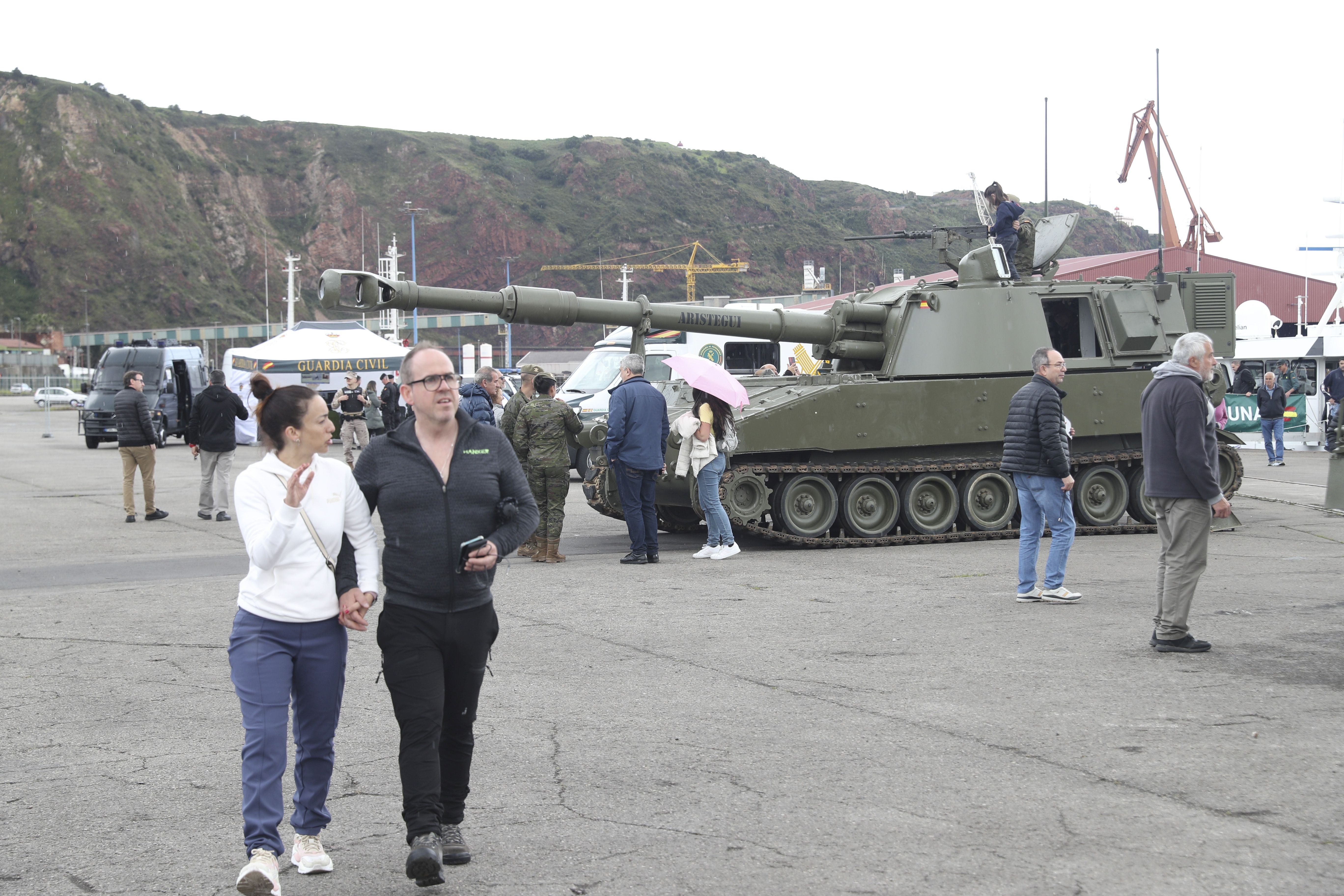 Buques, carros de combate y helicópteros de la Armada, atracados en el puerto de Gijón
