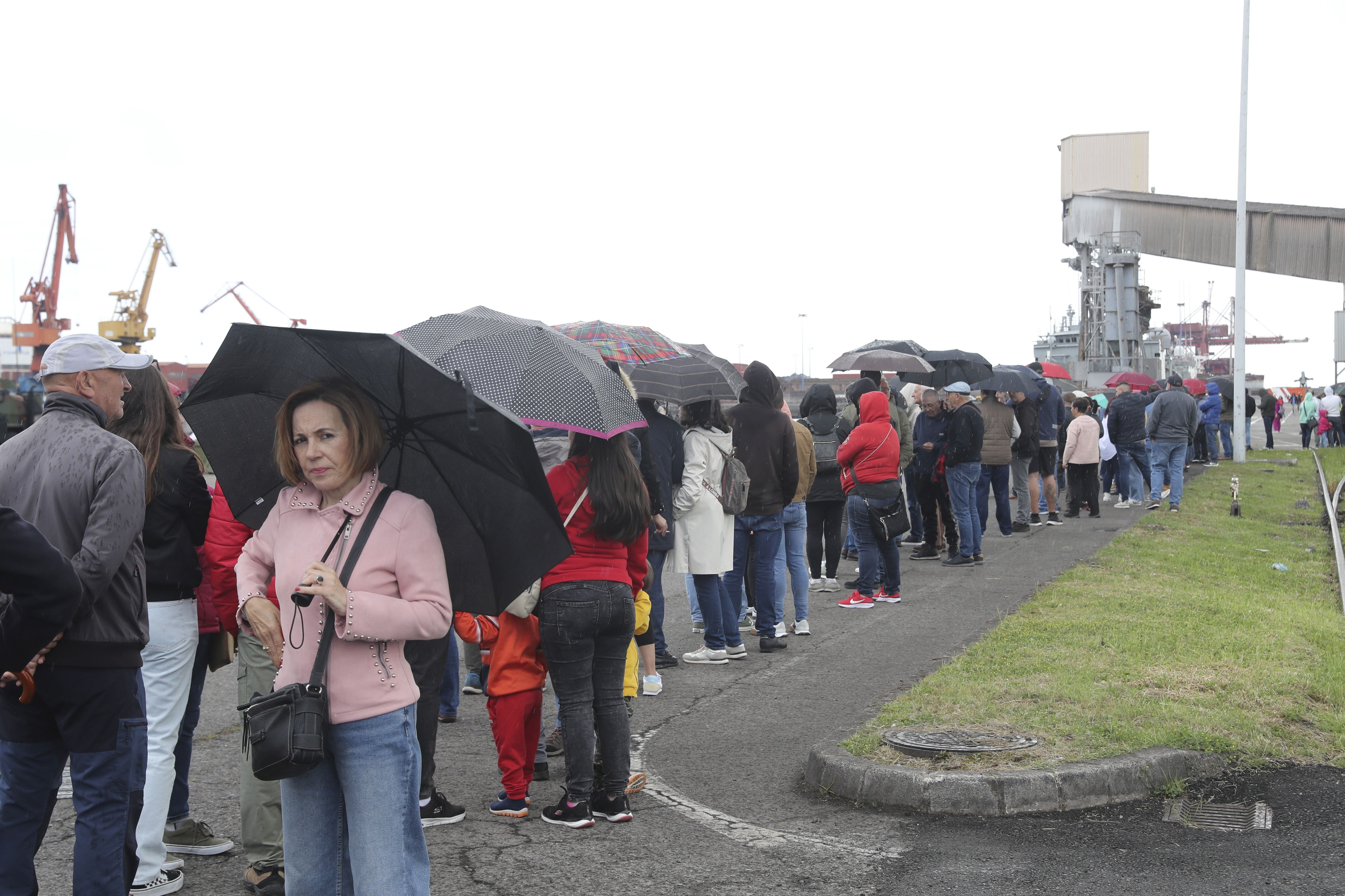 Buques, carros de combate y helicópteros de la Armada, atracados en el puerto de Gijón