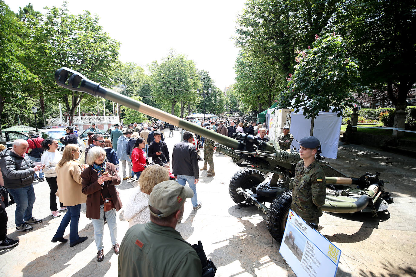 Oviedo se transforma en un escenario militar: así es la exposición en el Bombé