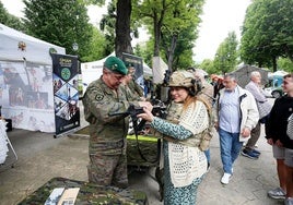 La exposición de material militar en el Bombé.