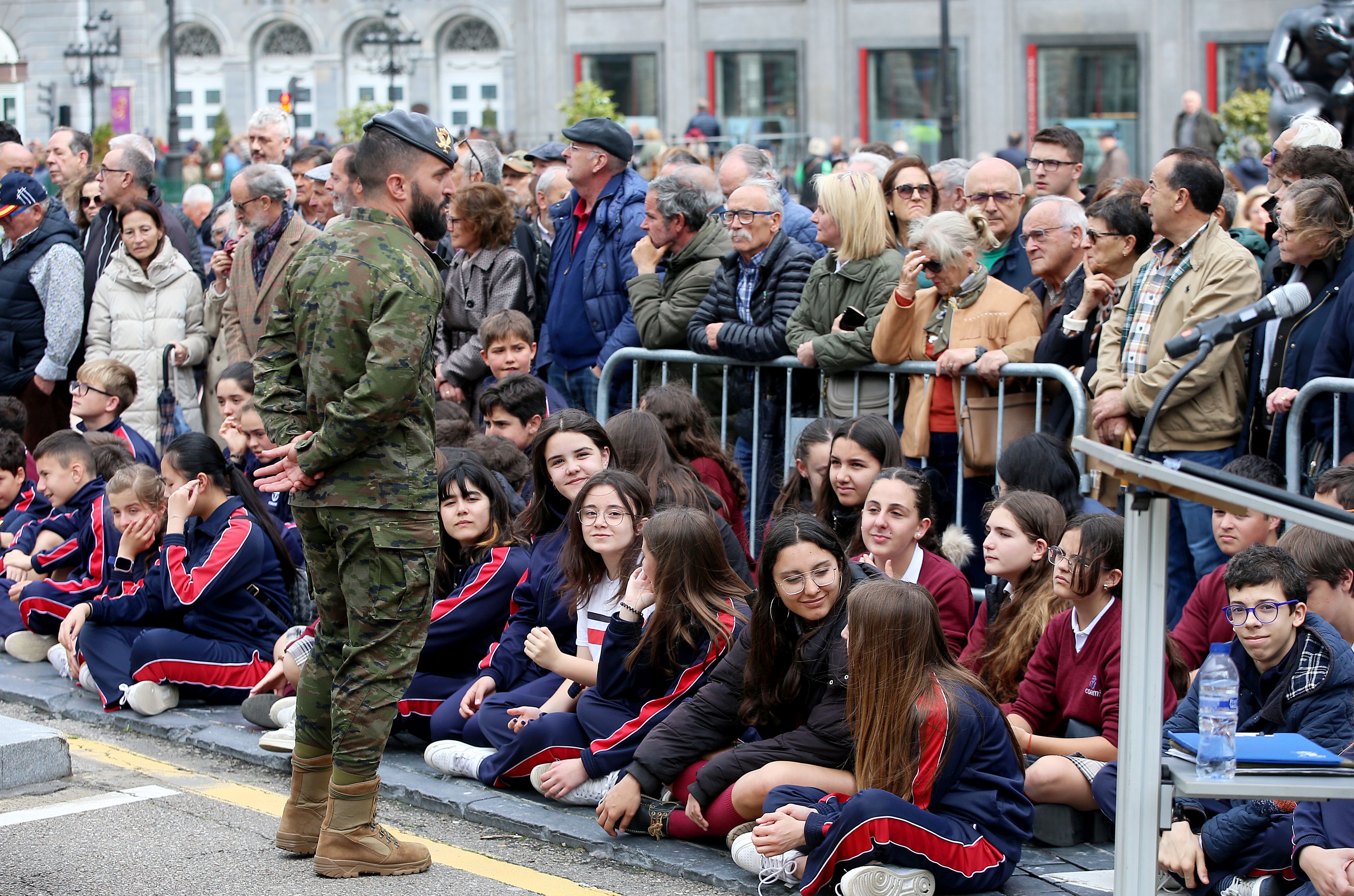 Multitudinario izado de la bandera de España en Oviedo