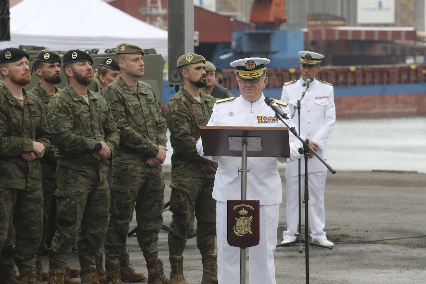 Buques, carros de combate y helicópteros de la Armada, atracados en el puerto de Gijón