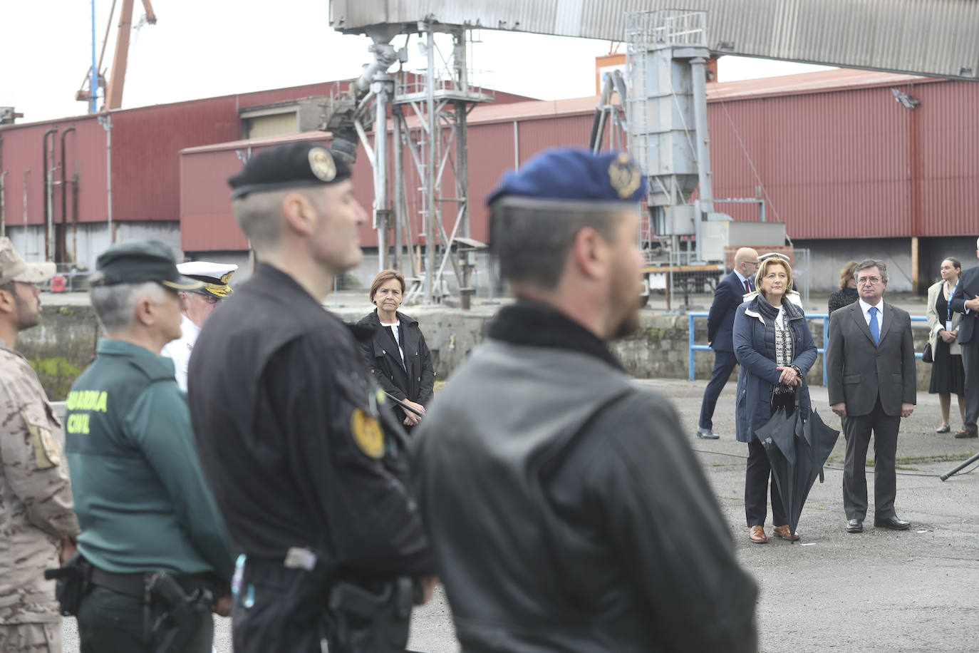 Buques, carros de combate y helicópteros de la Armada, atracados en el puerto de Gijón