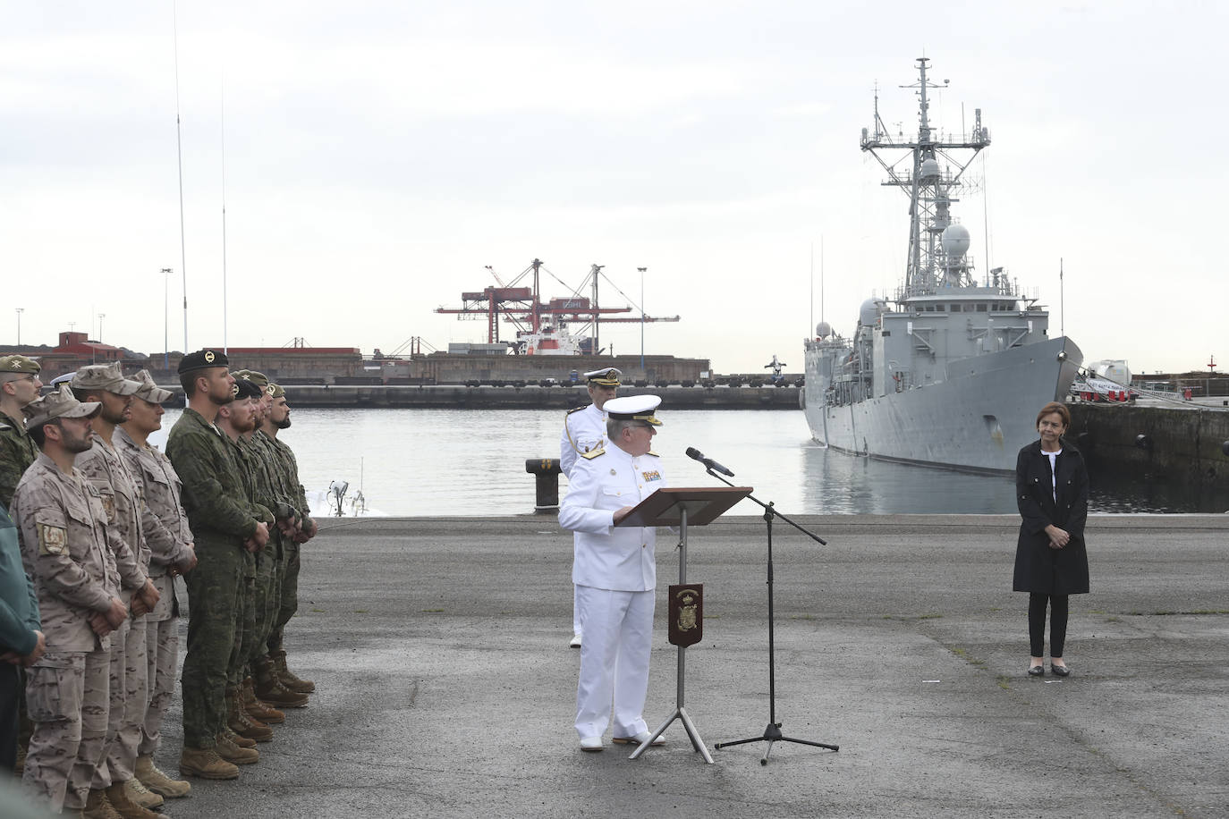 Buques, carros de combate y helicópteros de la Armada, atracados en el puerto de Gijón