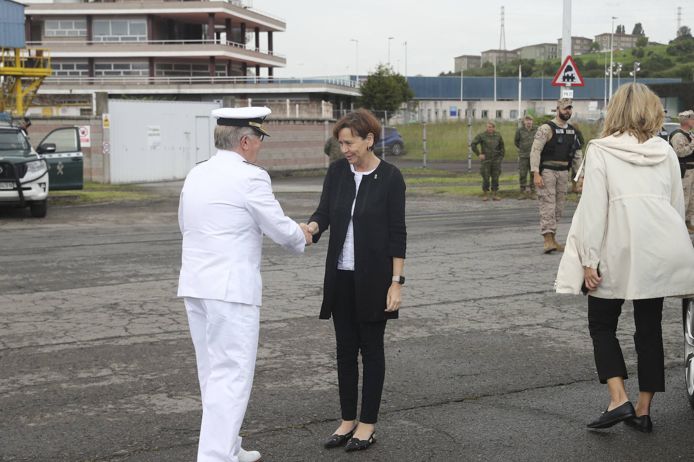 Buques, carros de combate y helicópteros de la Armada, atracados en el puerto de Gijón