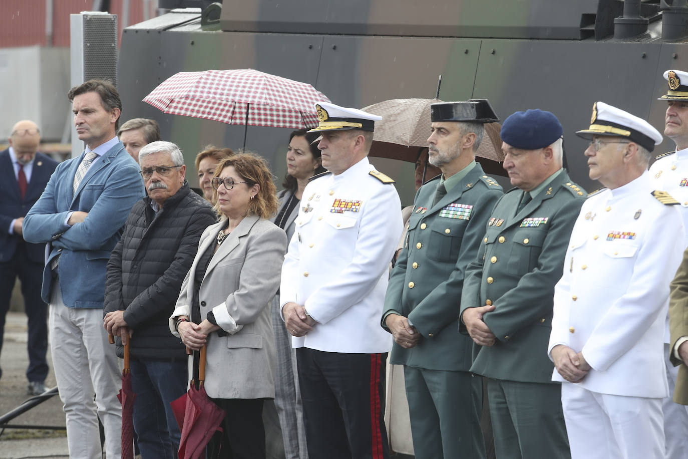 Buques, carros de combate y helicópteros de la Armada, atracados en el puerto de Gijón