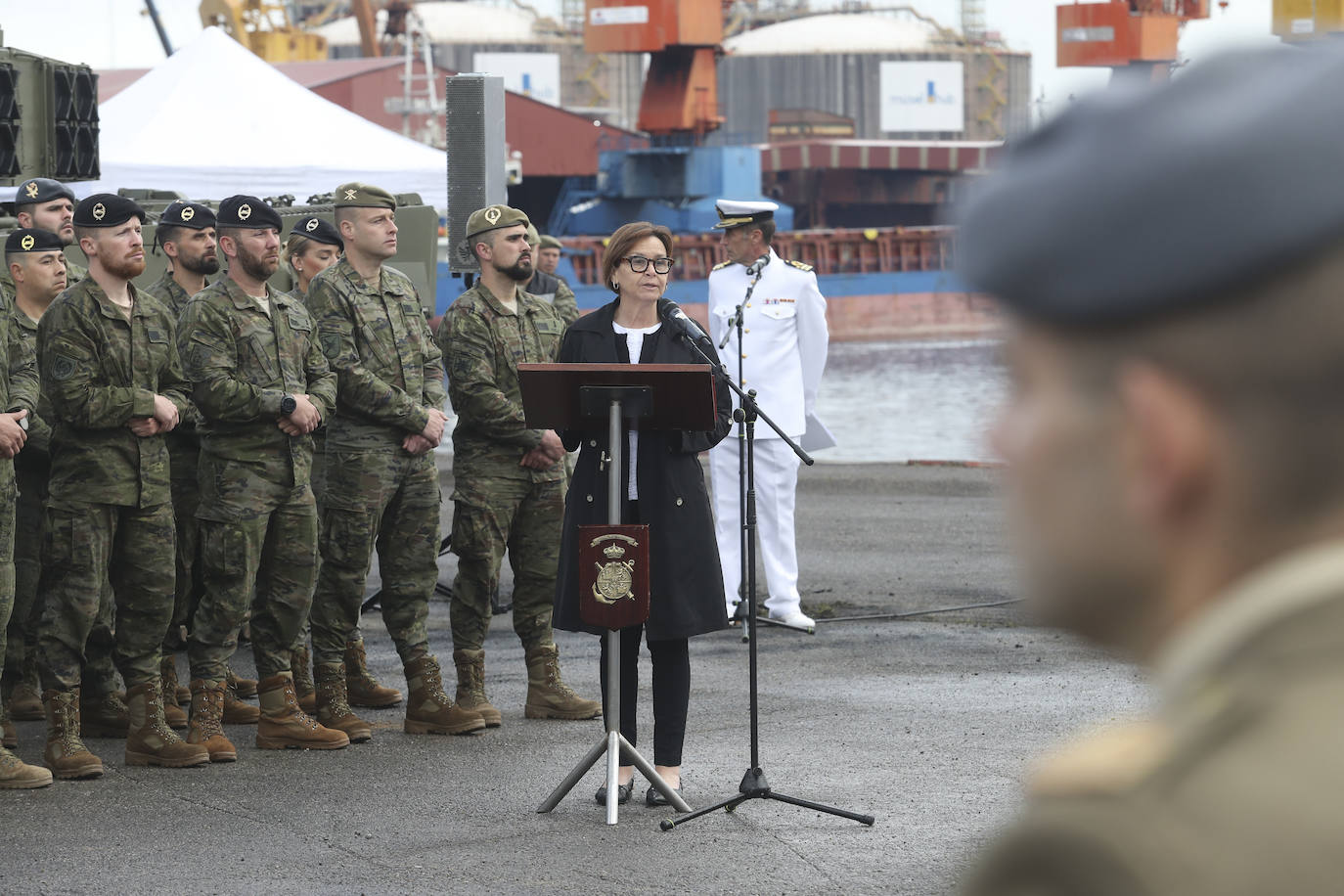 Buques, carros de combate y helicópteros de la Armada, atracados en el puerto de Gijón