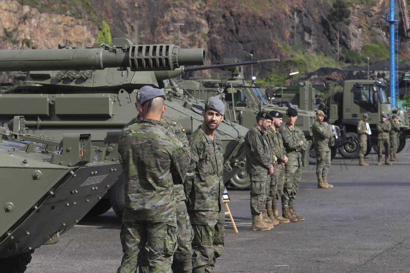 Buques, carros de combate y helicópteros de la Armada, atracados en el puerto de Gijón