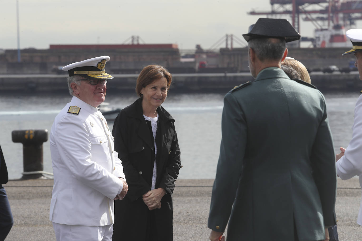 Buques, carros de combate y helicópteros de la Armada, atracados en el puerto de Gijón