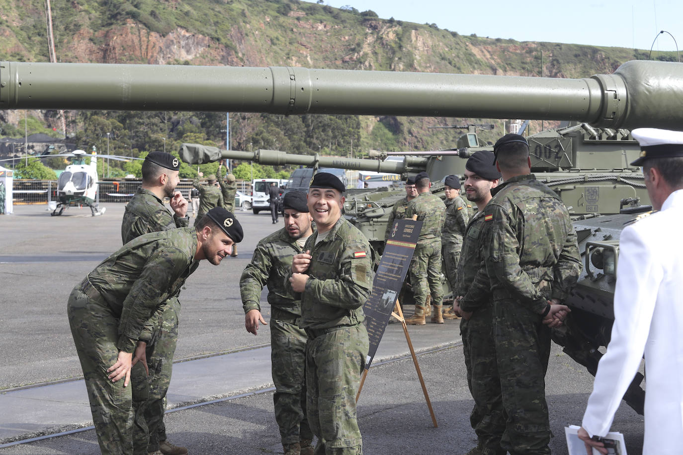 Buques, carros de combate y helicópteros de la Armada, atracados en el puerto de Gijón