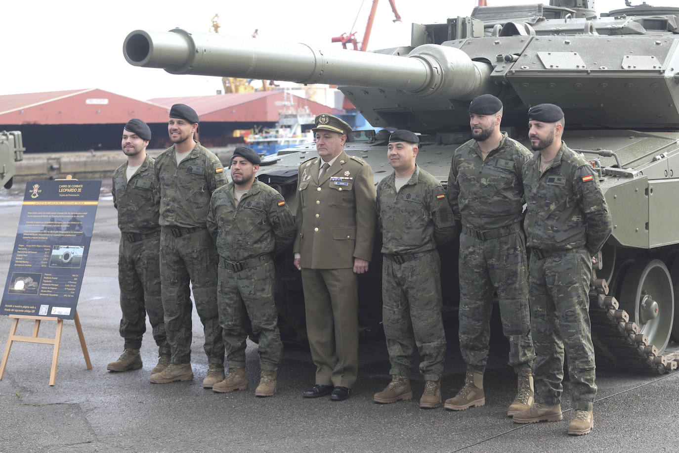 Buques, carros de combate y helicópteros de la Armada, atracados en el puerto de Gijón