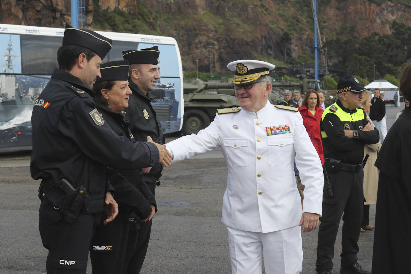 Buques, carros de combate y helicópteros de la Armada, atracados en el puerto de Gijón
