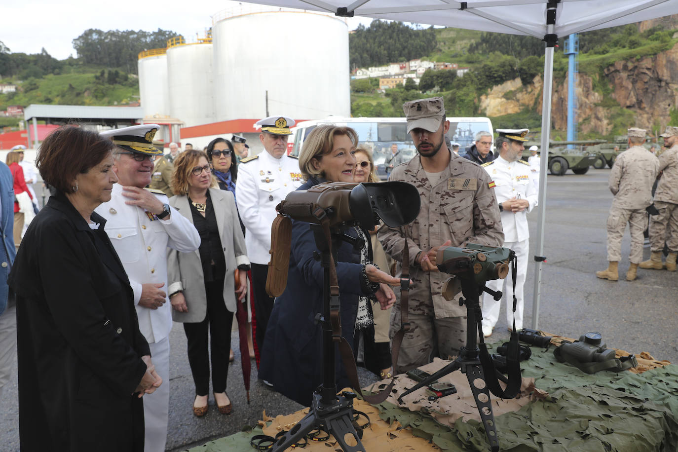 Buques, carros de combate y helicópteros de la Armada, atracados en el puerto de Gijón