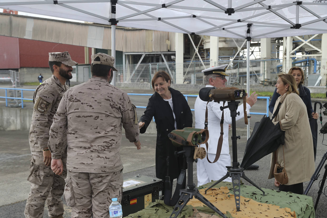 Buques, carros de combate y helicópteros de la Armada, atracados en el puerto de Gijón