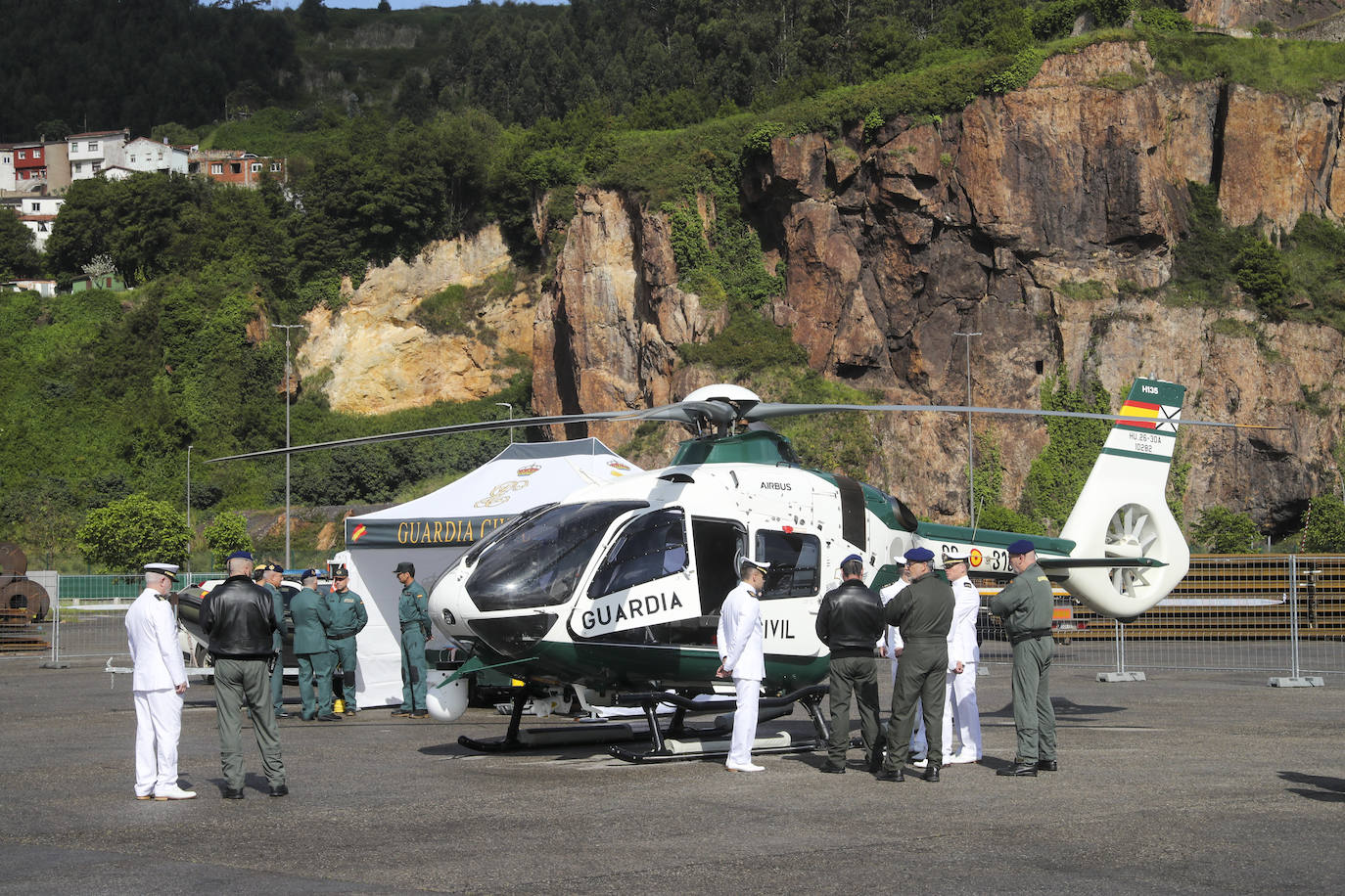 Buques, carros de combate y helicópteros de la Armada, atracados en el puerto de Gijón