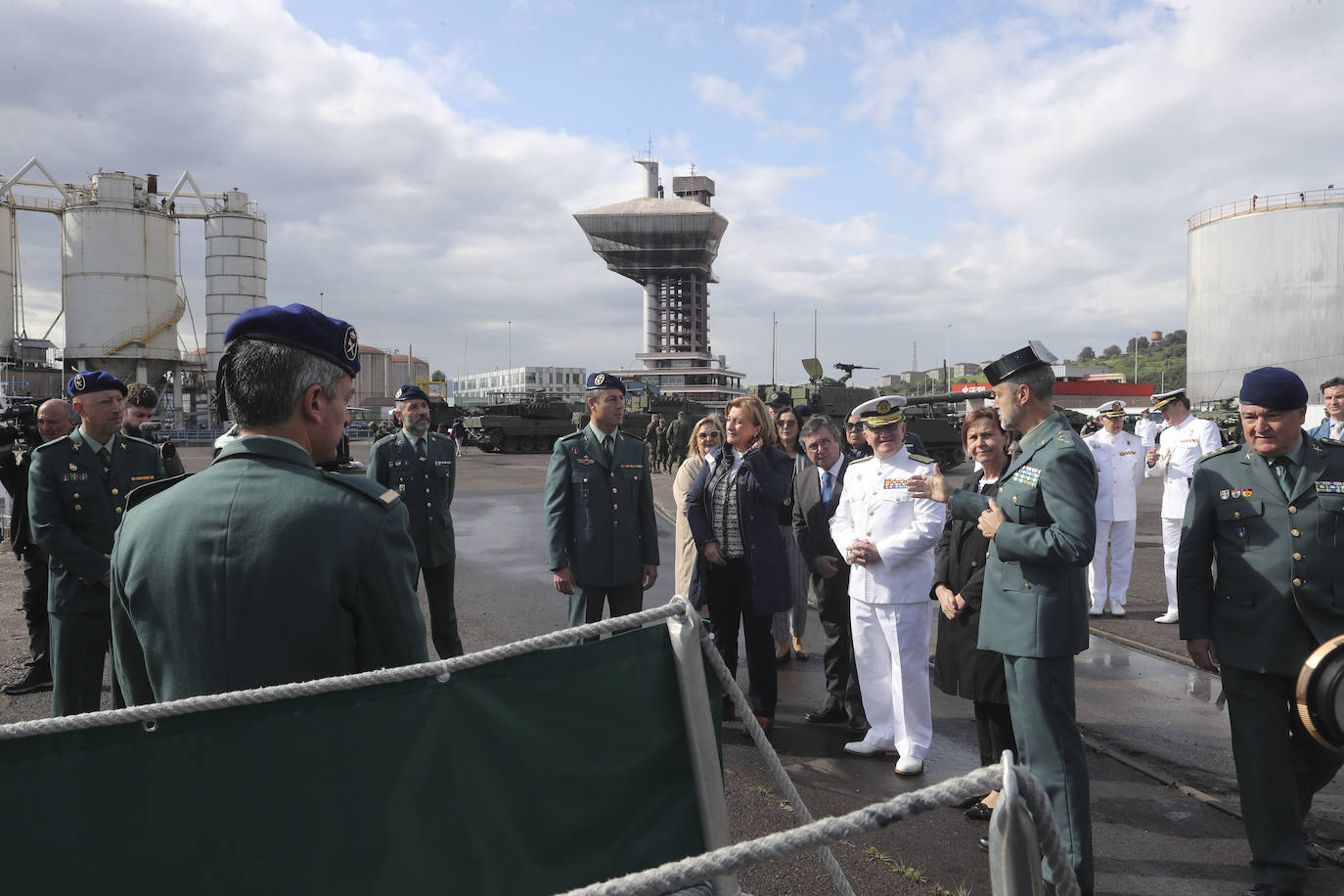 Buques, carros de combate y helicópteros de la Armada, atracados en el puerto de Gijón