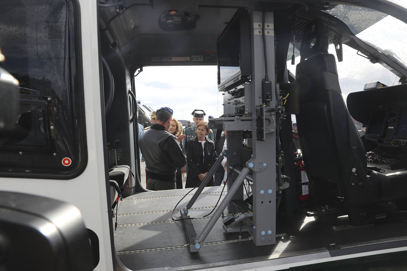 Buques, carros de combate y helicópteros de la Armada, atracados en el puerto de Gijón