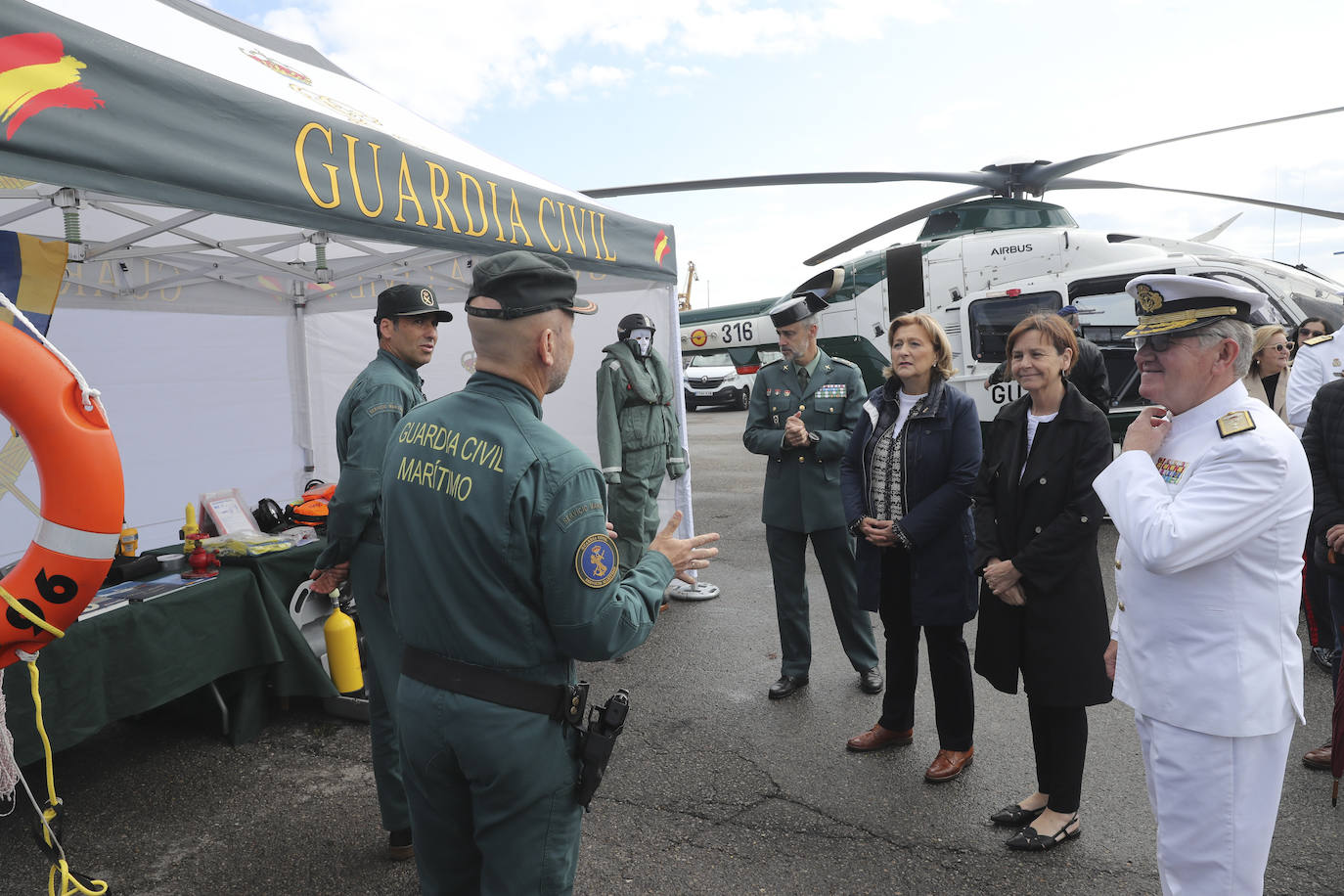 Buques, carros de combate y helicópteros de la Armada, atracados en el puerto de Gijón