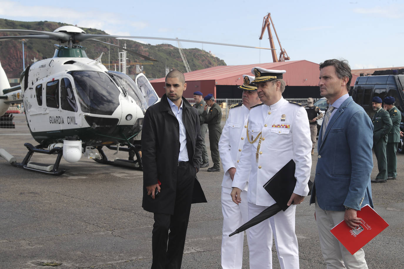 Buques, carros de combate y helicópteros de la Armada, atracados en el puerto de Gijón