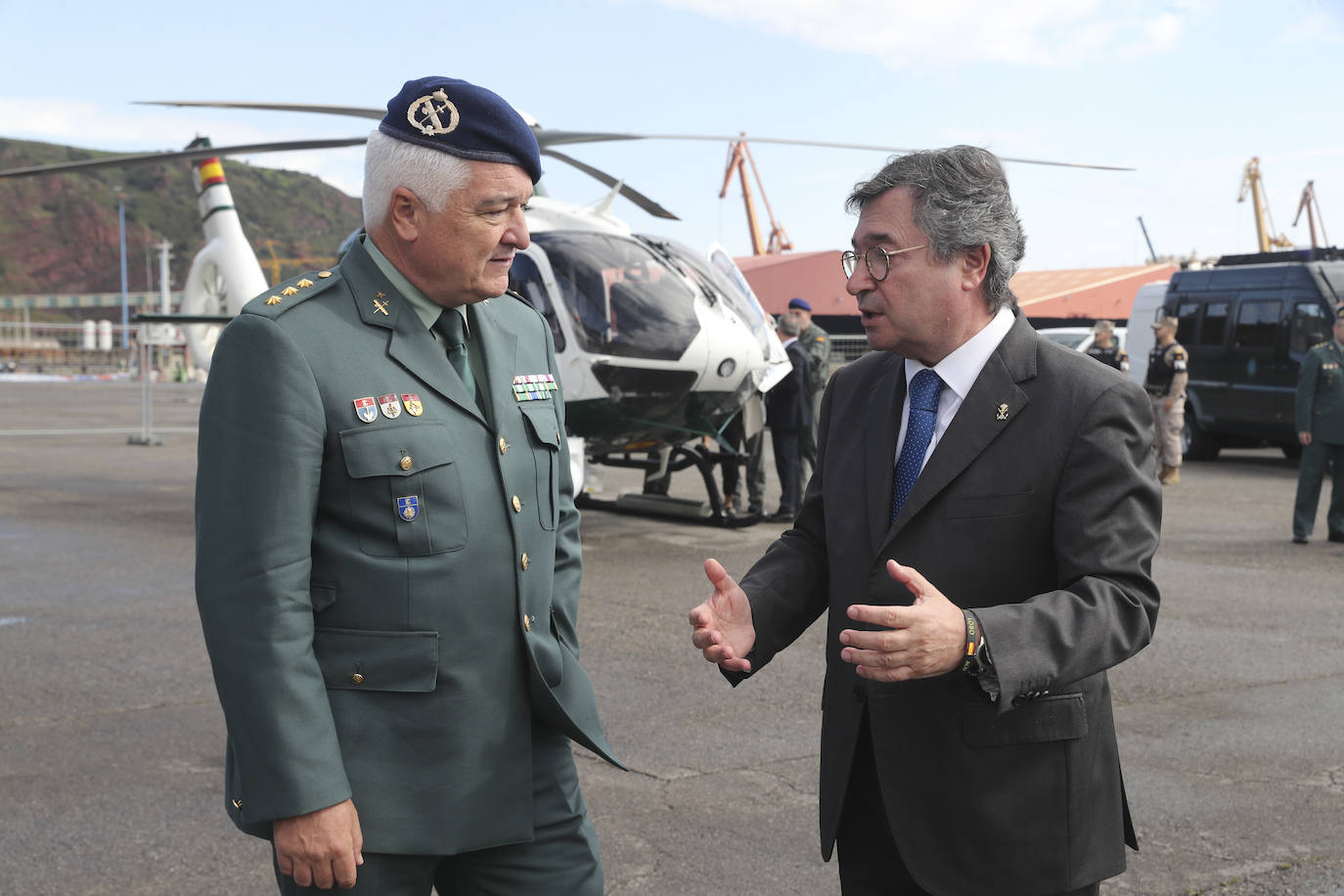 Buques, carros de combate y helicópteros de la Armada, atracados en el puerto de Gijón