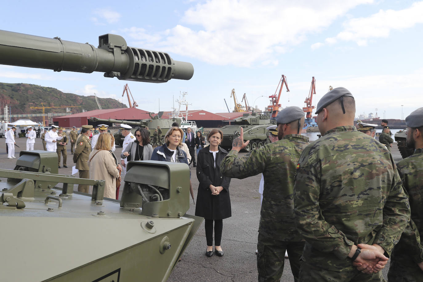 Buques, carros de combate y helicópteros de la Armada, atracados en el puerto de Gijón