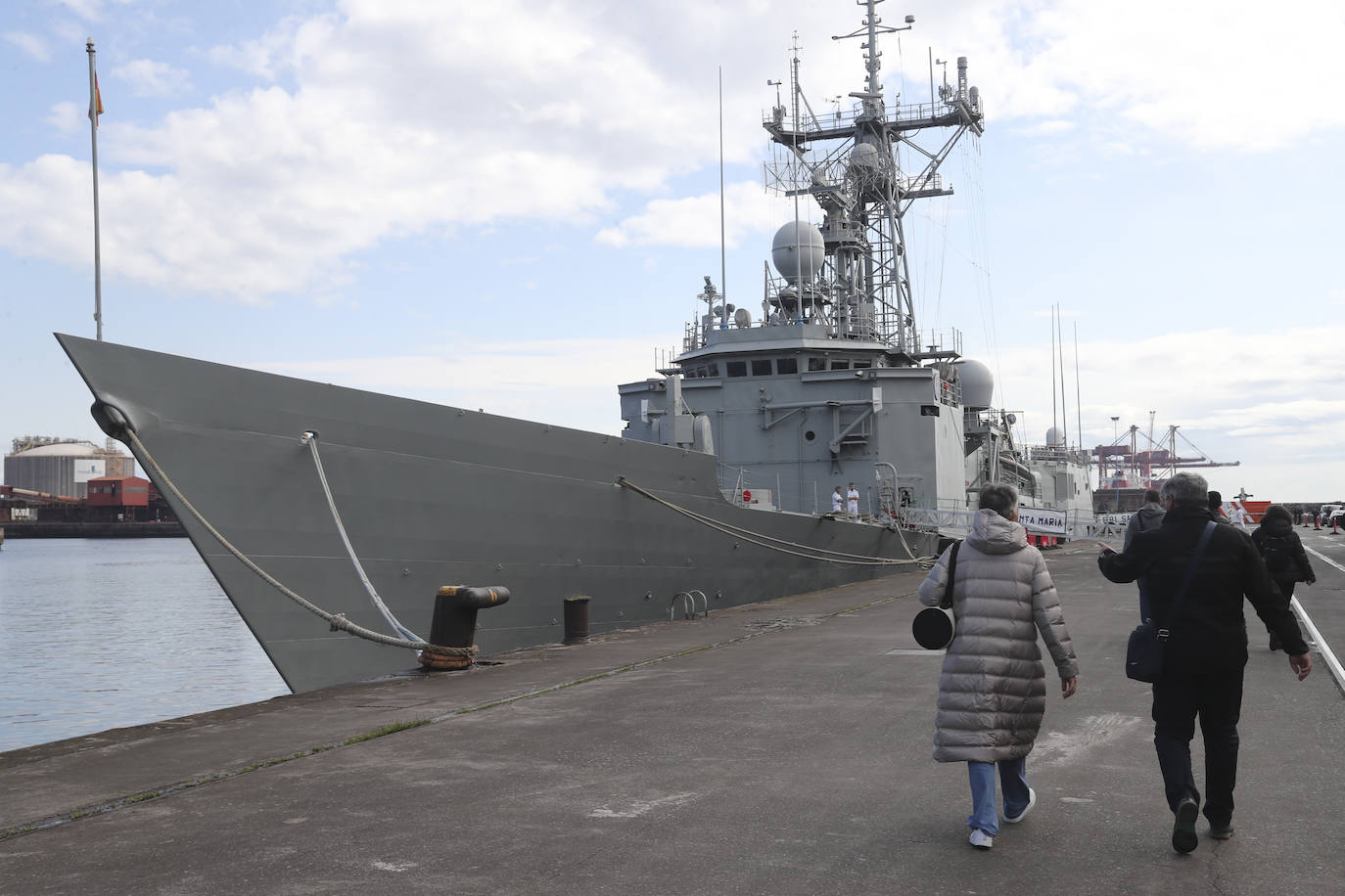 Buques, carros de combate y helicópteros de la Armada, atracados en el puerto de Gijón