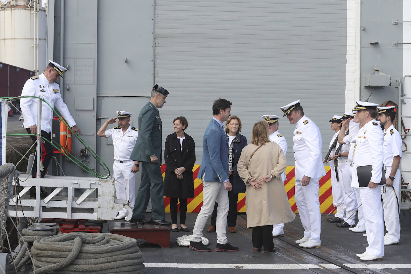 Buques, carros de combate y helicópteros de la Armada, atracados en el puerto de Gijón
