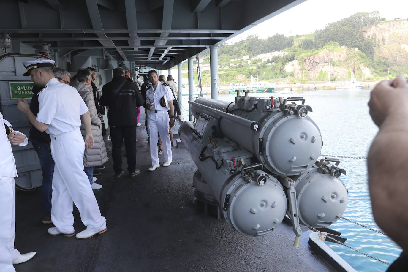 Buques, carros de combate y helicópteros de la Armada, atracados en el puerto de Gijón