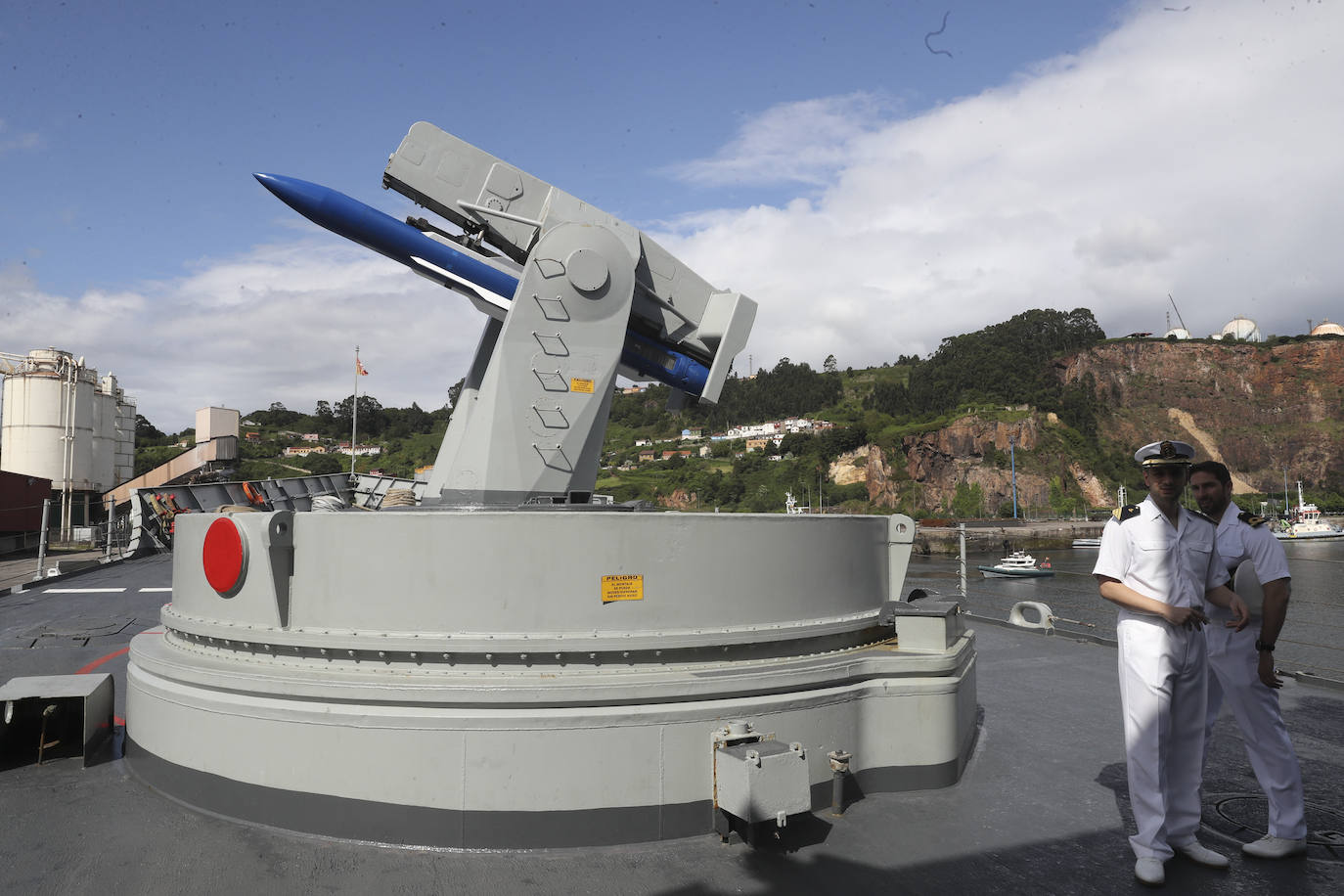 Buques, carros de combate y helicópteros de la Armada, atracados en el puerto de Gijón