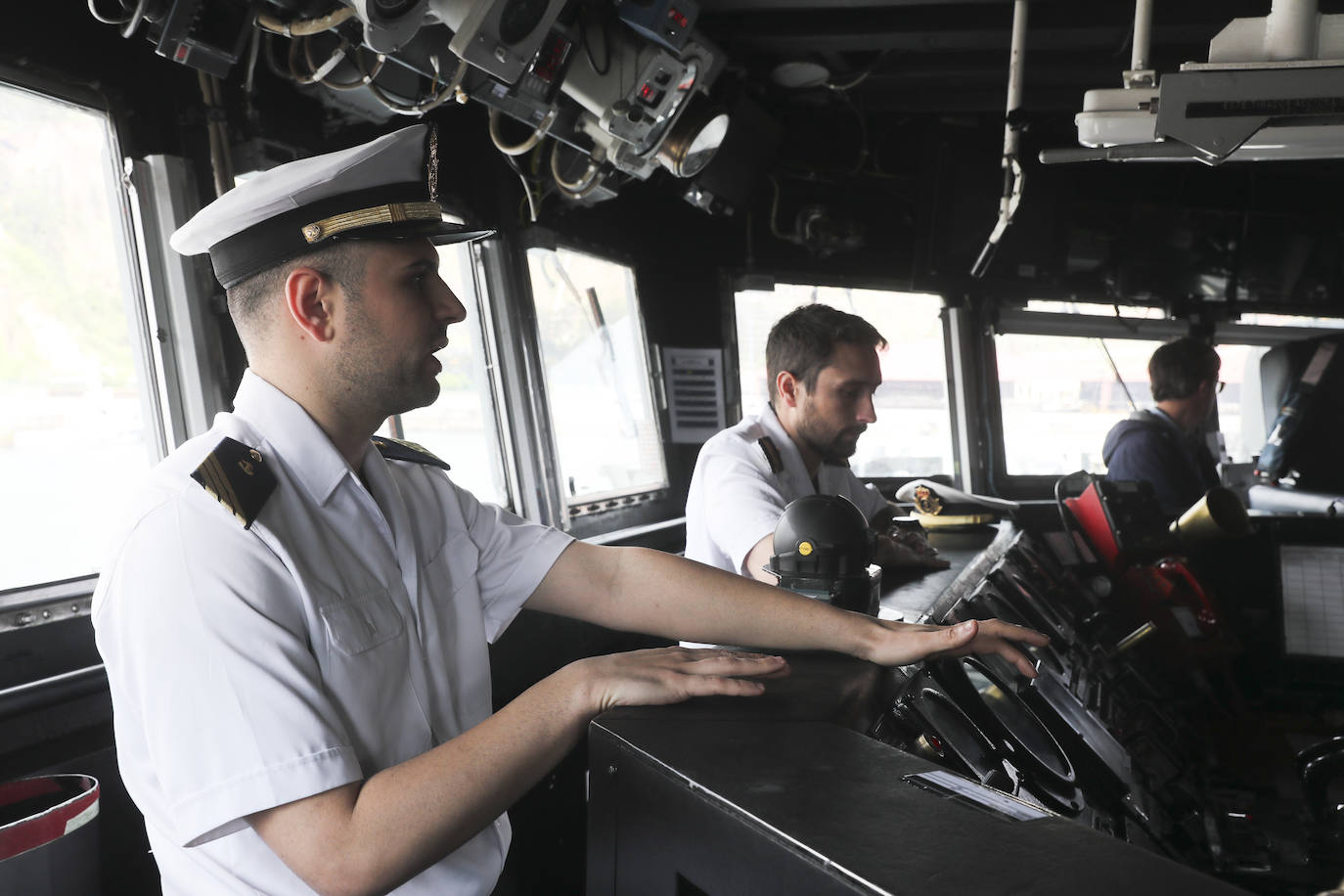 Buques, carros de combate y helicópteros de la Armada, atracados en el puerto de Gijón