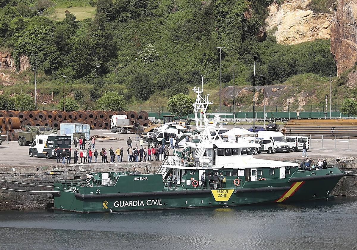 Buques, carros de combate y helicópteros de la Armada, atracados en el puerto de Gijón