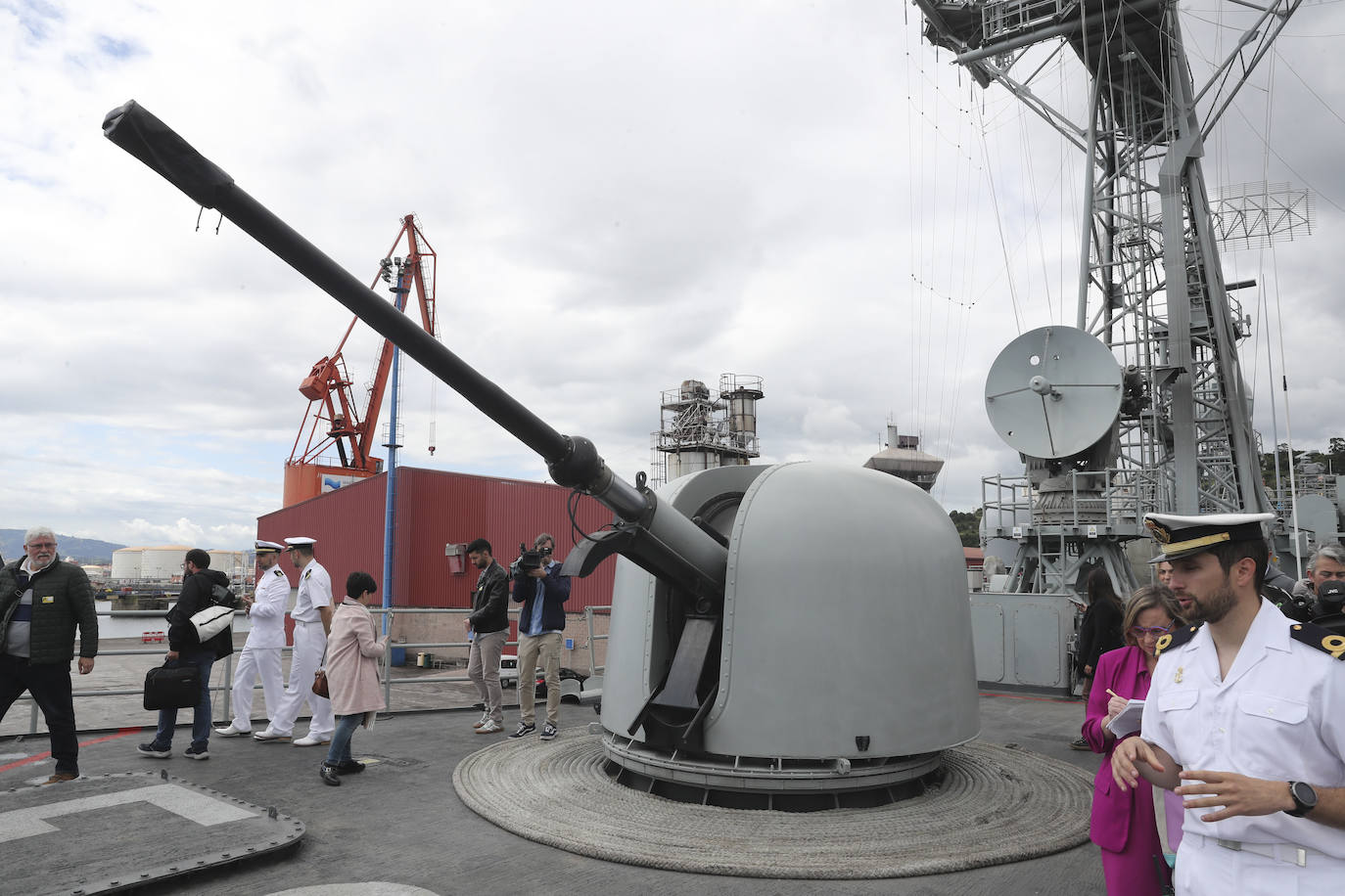 Buques, carros de combate y helicópteros de la Armada, atracados en el puerto de Gijón