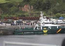 Buques, carros de combate y helicópteros de la Armada, atracados en el puerto de Gijón