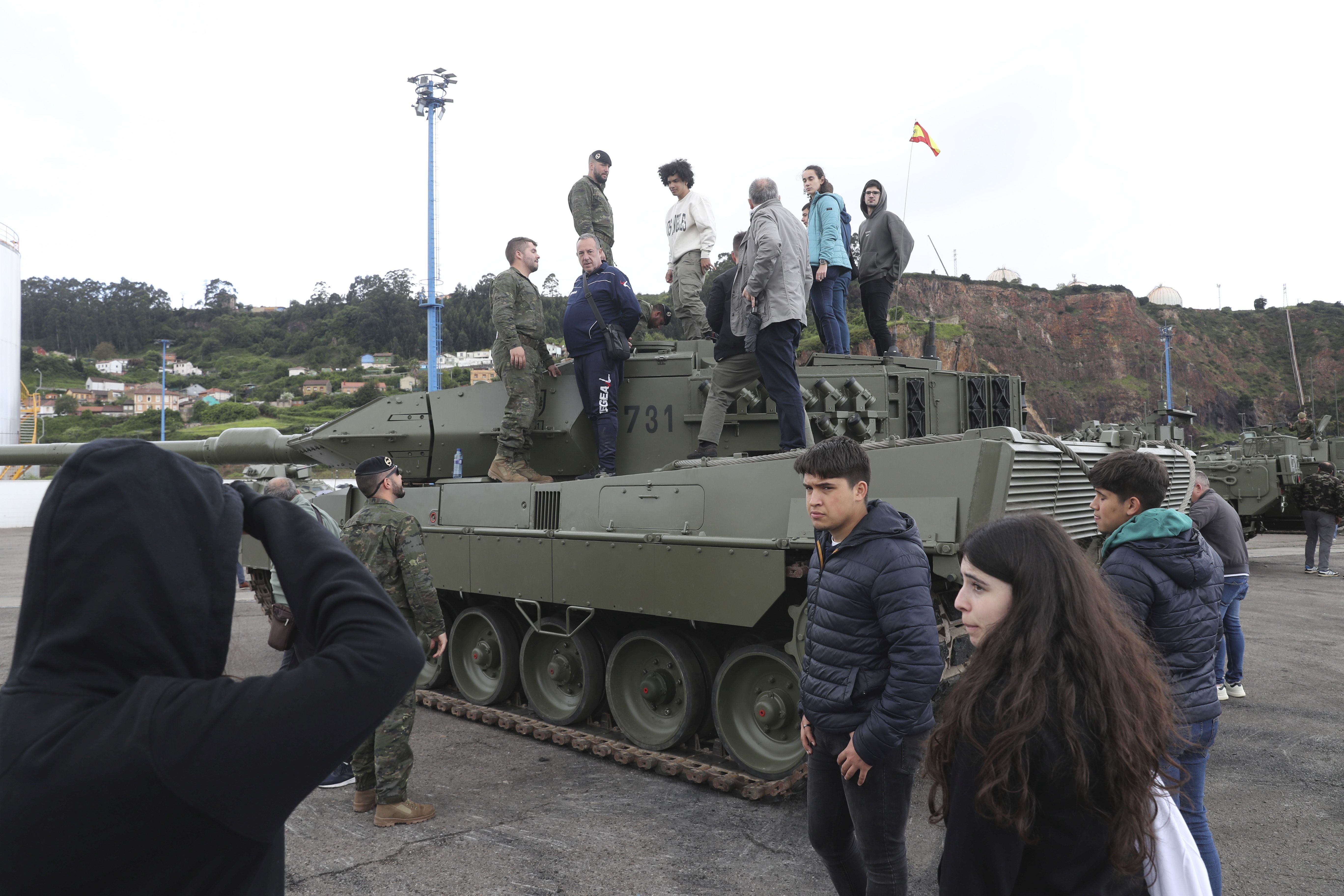 Buques, carros de combate y helicópteros de la Armada, atracados en el puerto de Gijón