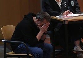 Senén Fernández se tapa el rostro tras conocer el veredicto del jurado, que le declaró culpable de asesinar a su expareja, Teresa Aladro.