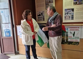 La viceconsejera de Derechos Ciudadanos, Beatriz González Prieto, y el concejal de Izquierda Unida en Muros de Nalón, Elio Castaño.