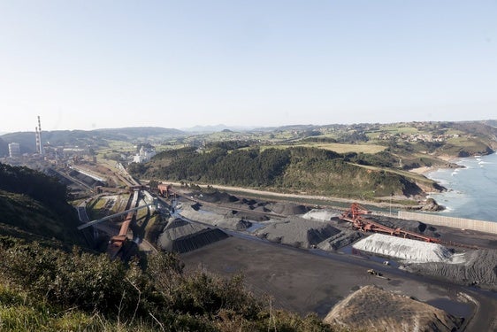 Parque de carbones de Aboño, en las inmediaciones del puerto de Gijón, con la central térmica al fondo.