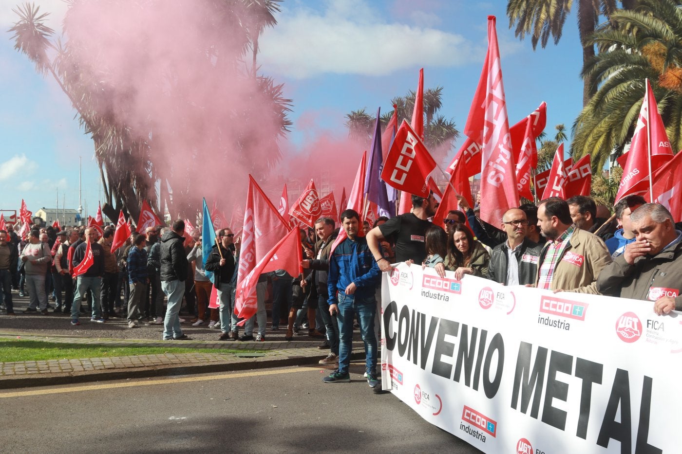 Protesta de los trabajadores del metal, en los Jardines de la Reina de Gijón.