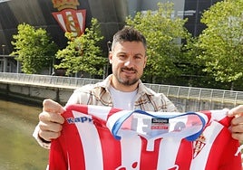 Roberto Canella sostiene la camiseta del Sporting junto a El Molinón.