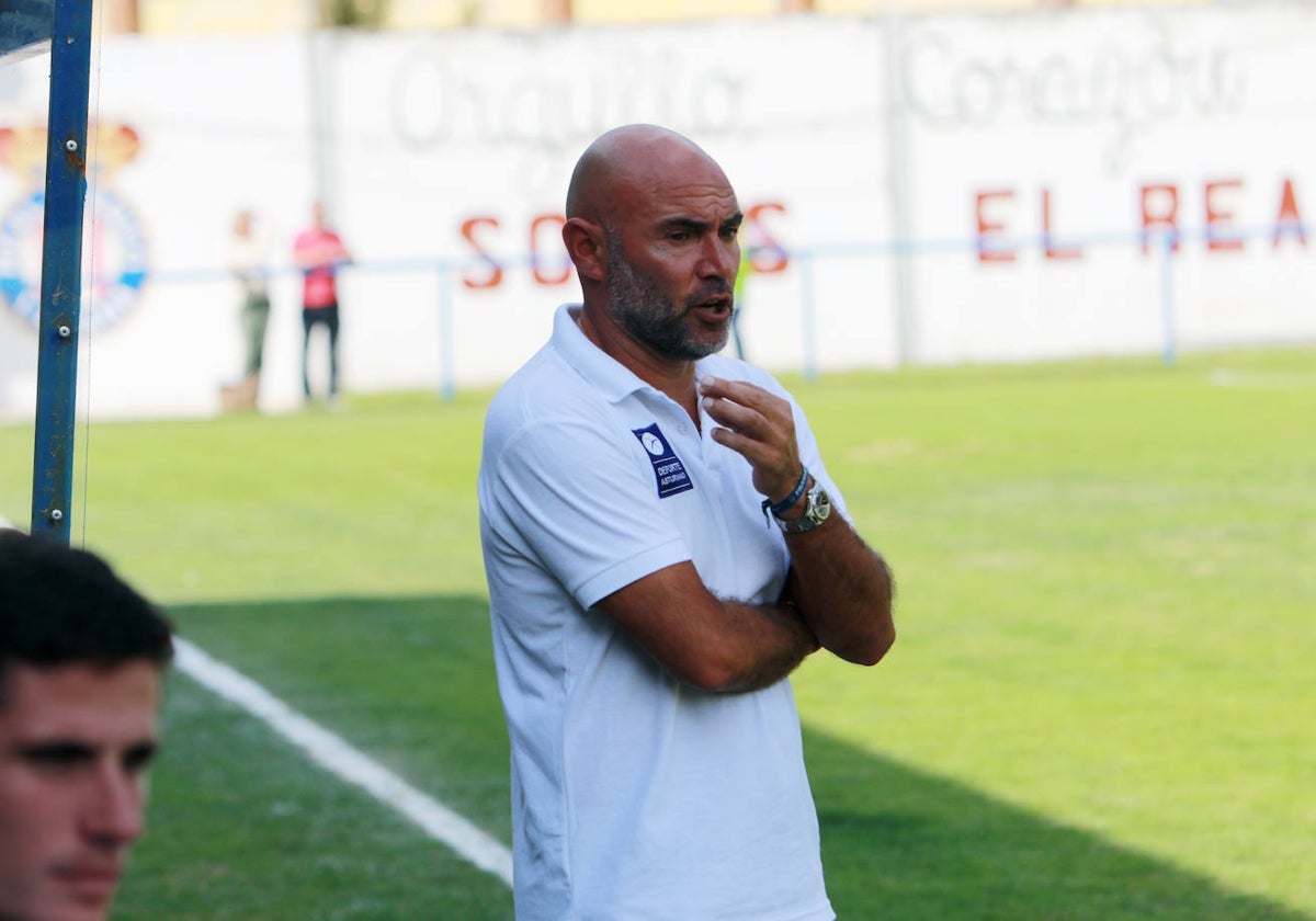 Manel, en su etapa como técnico del Marino.