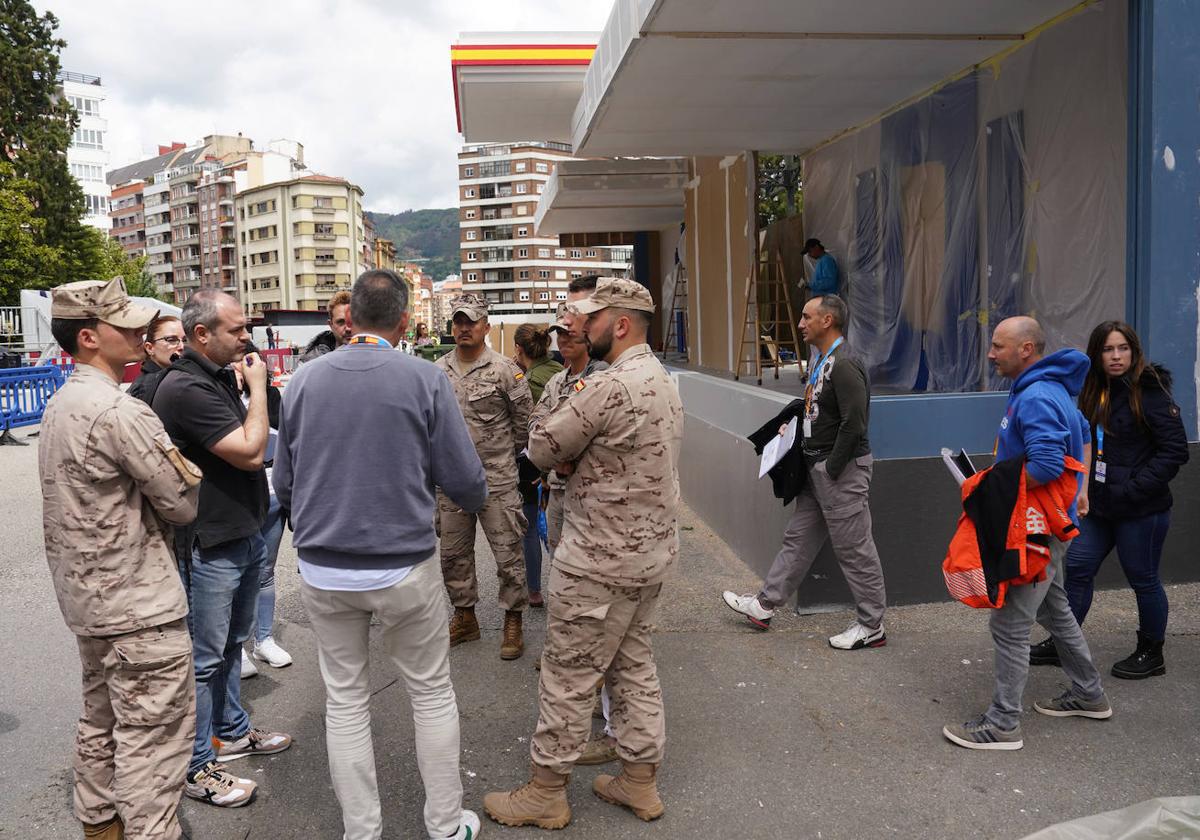 Montaje en Oviedo de la tribuna y las gradas en las calles por donde discurrirá el desfile.