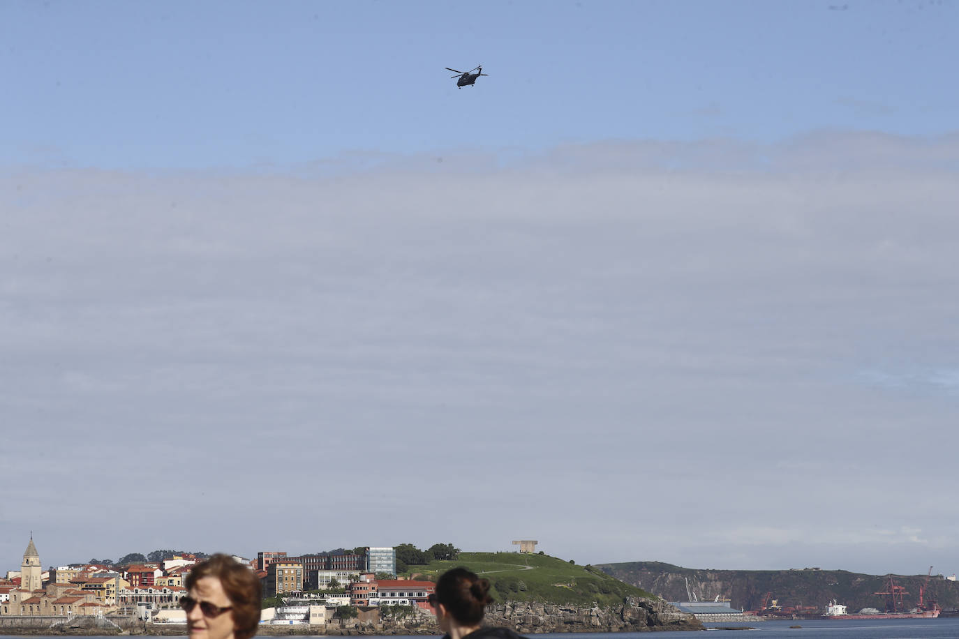 Aeronaves del Ejército del Aire, del de Tierra y de la Armada en el cielo de Gijón