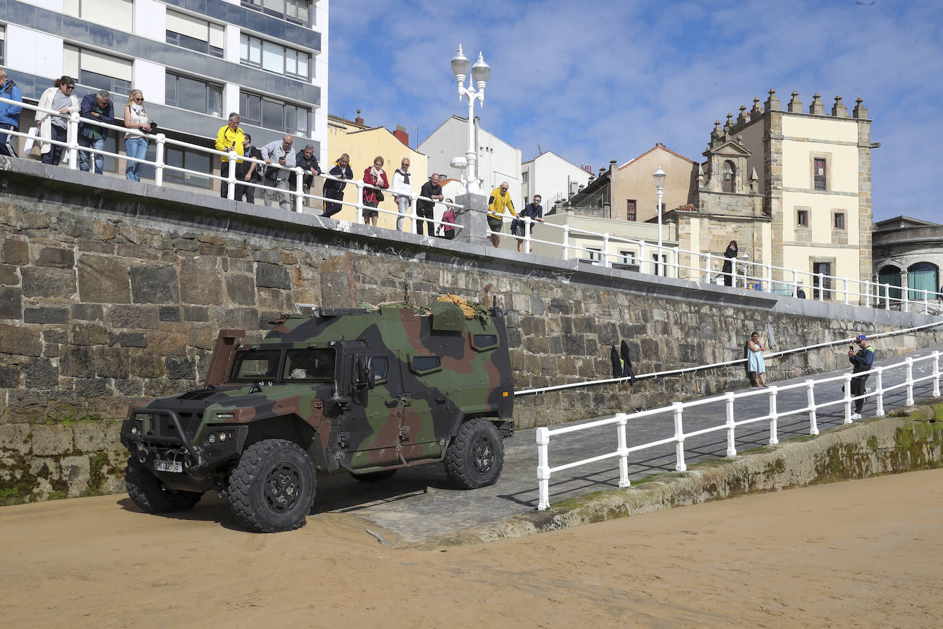 Aeronaves del Ejército del Aire, del de Tierra y de la Armada en el cielo de Gijón