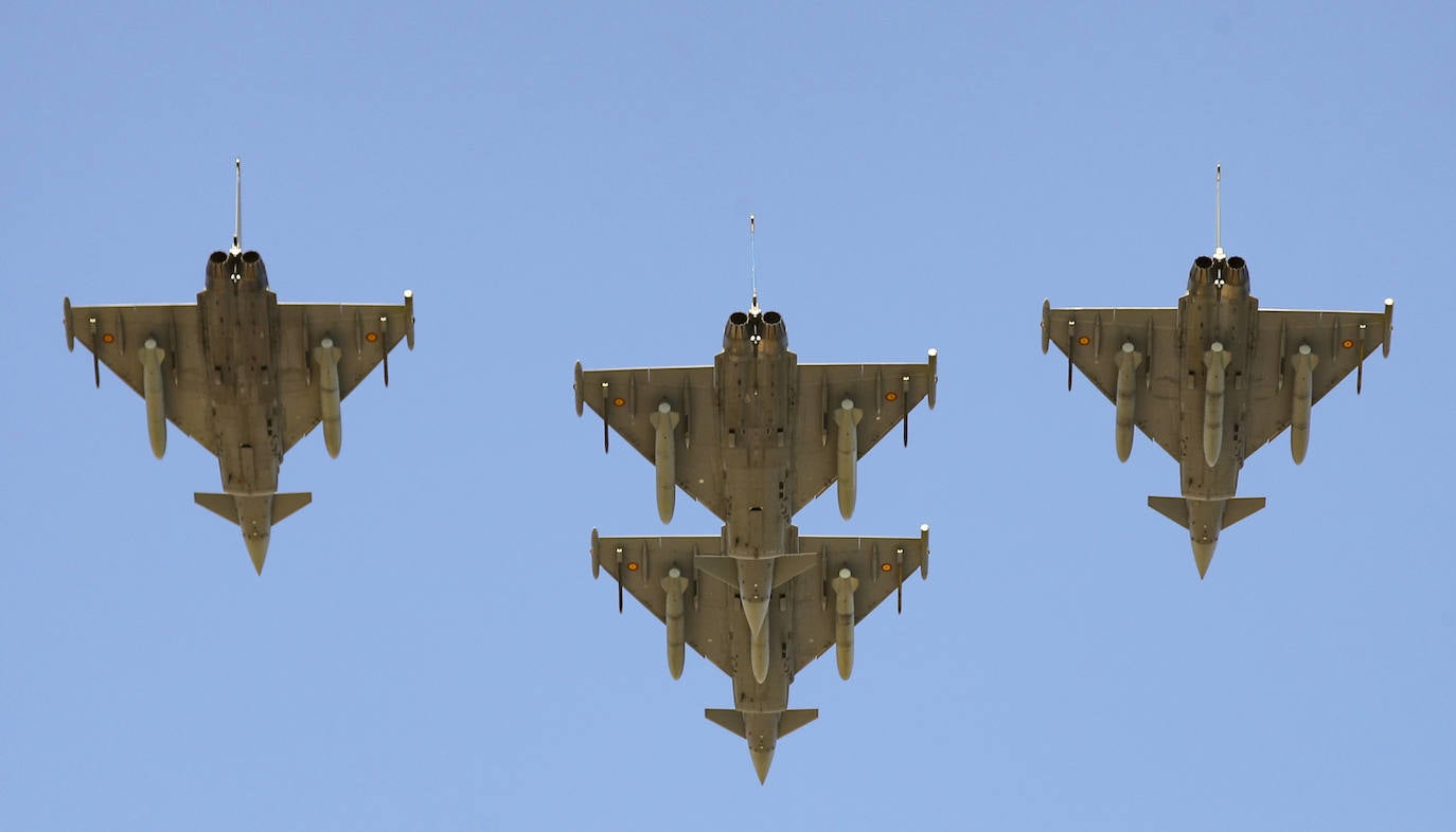 Aeronaves del Ejército del Aire, del de Tierra y de la Armada en el cielo de Gijón