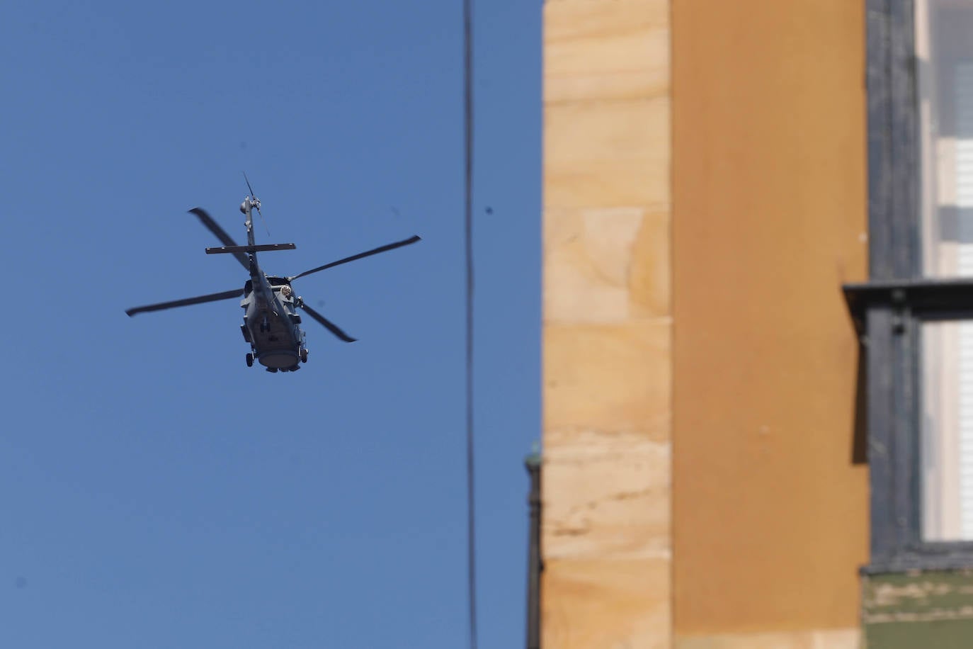 Aeronaves del Ejército del Aire, del de Tierra y de la Armada en el cielo de Gijón