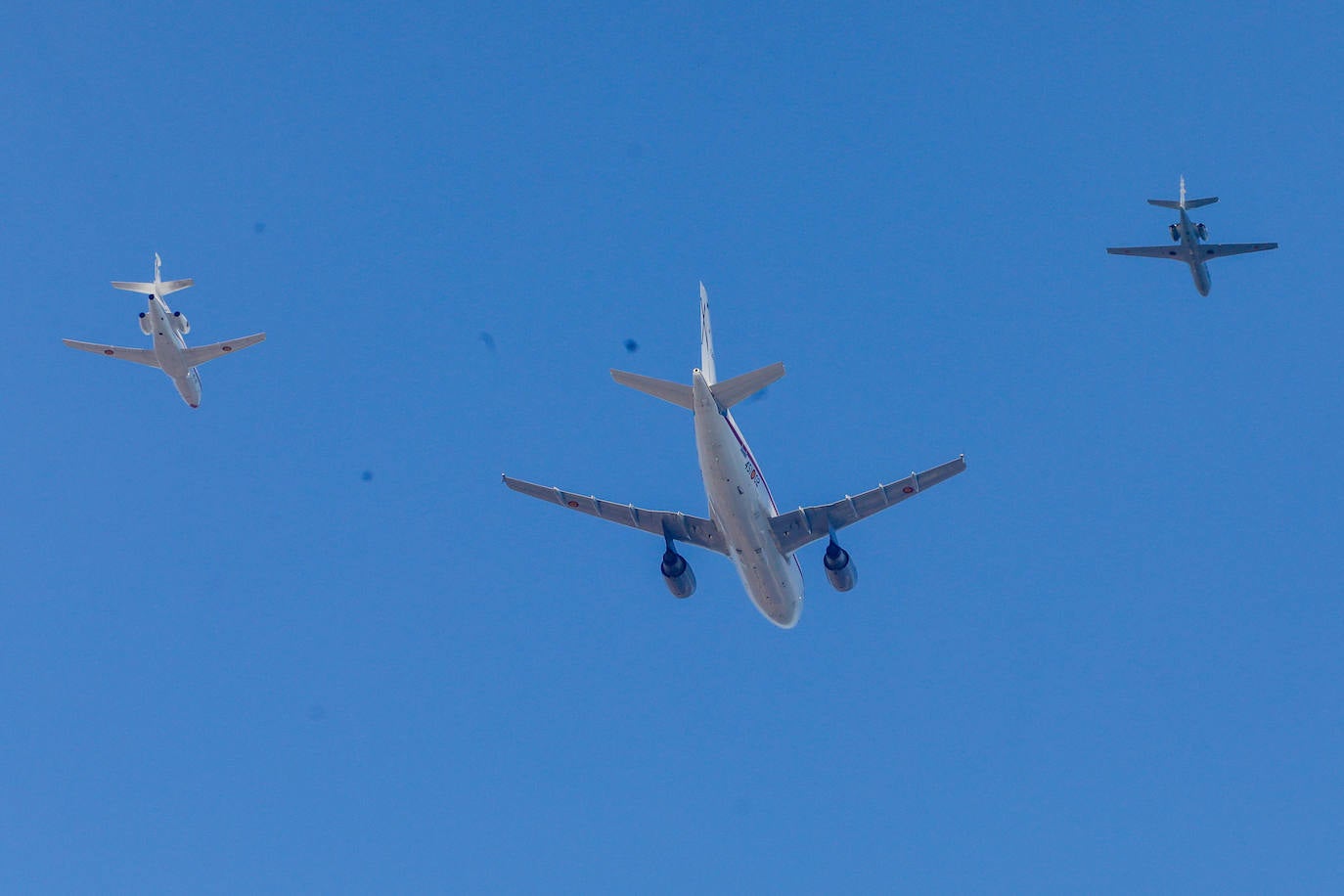 Aeronaves del Ejército del Aire, del de Tierra y de la Armada en el cielo de Gijón