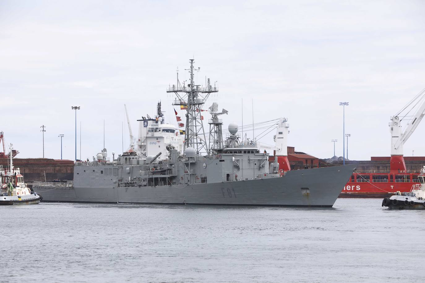 Las Fuerzas Armadas exhiben su potencial en El Musel